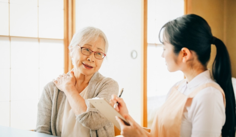 利用者様宅にケア実施の業務の画像