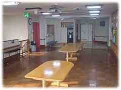 特別養護老人ホーム春日園(介護職/ヘルパーの求人)の写真3枚目:院内は明るくアットホームな雰囲気、すぐに馴染んでいただけますよ