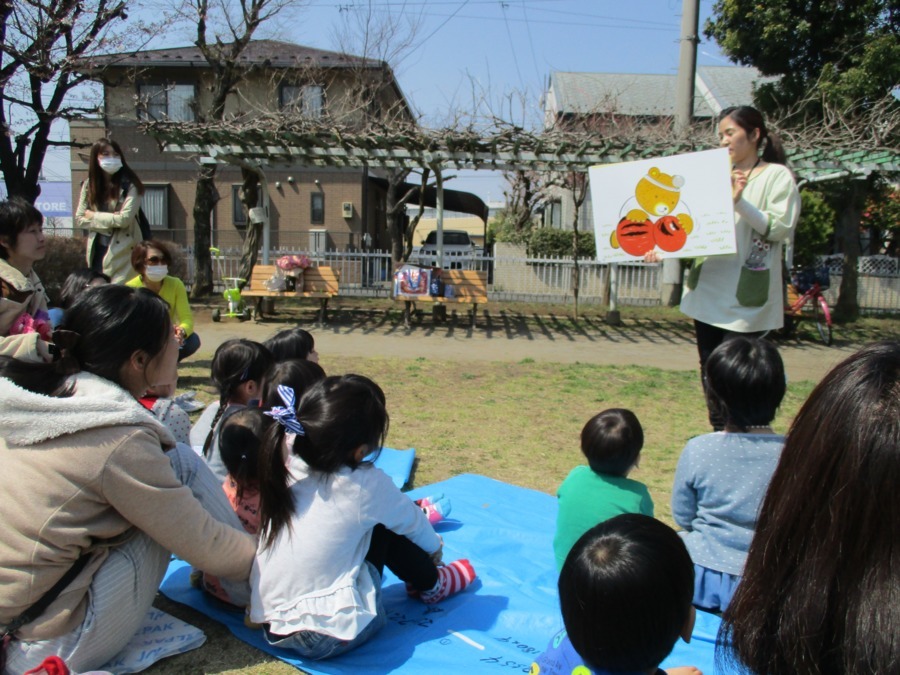 地域支援センターつぼみの写真11枚目：公園で紙芝居