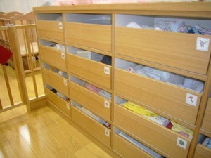 おもと保育園の写真5枚目：毎日のストックを受入棚にしていただきます