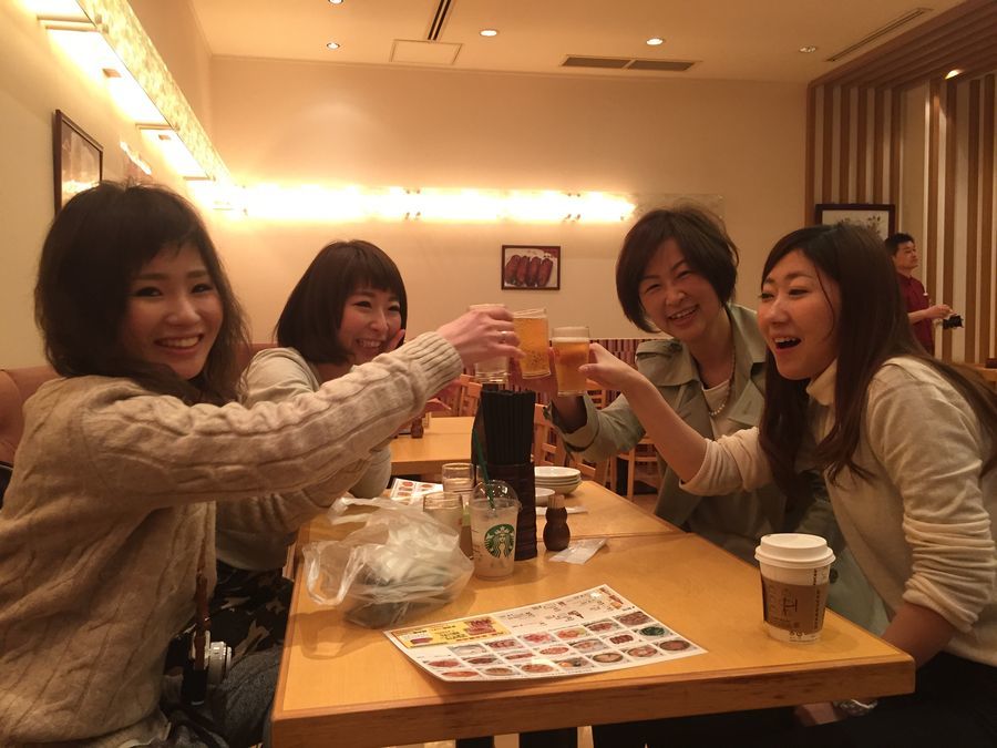 くまの歯科（歯科助手の求人）の写真6枚目：飲み会です。こうやって仕事終わりに楽しむことも！