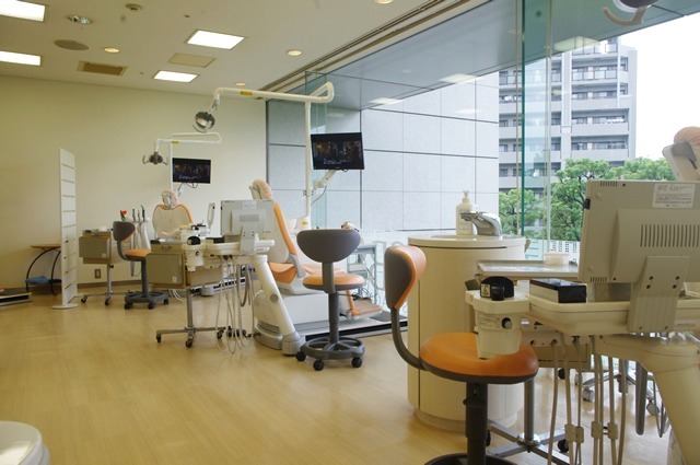 SBS歯科クリニック（歯科衛生士の求人）の写真4枚目：大きな窓があり明るい診察室です。
