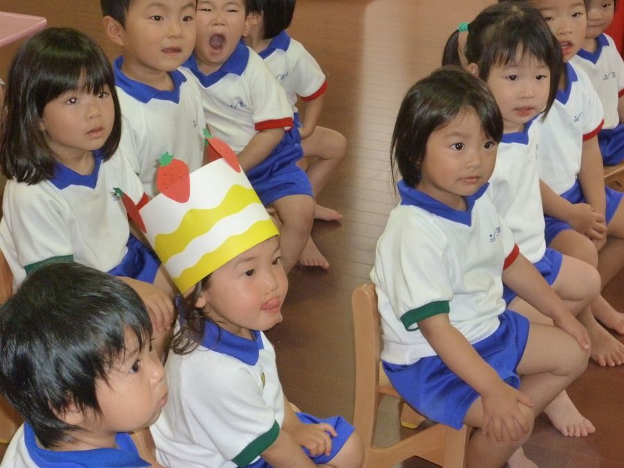 祐天寺ナーサリー【東京都認証保育所】（保育士の求人）の写真4枚目：今月お誕生日のお友達。ケーキのかんむりがよく似合っています♪