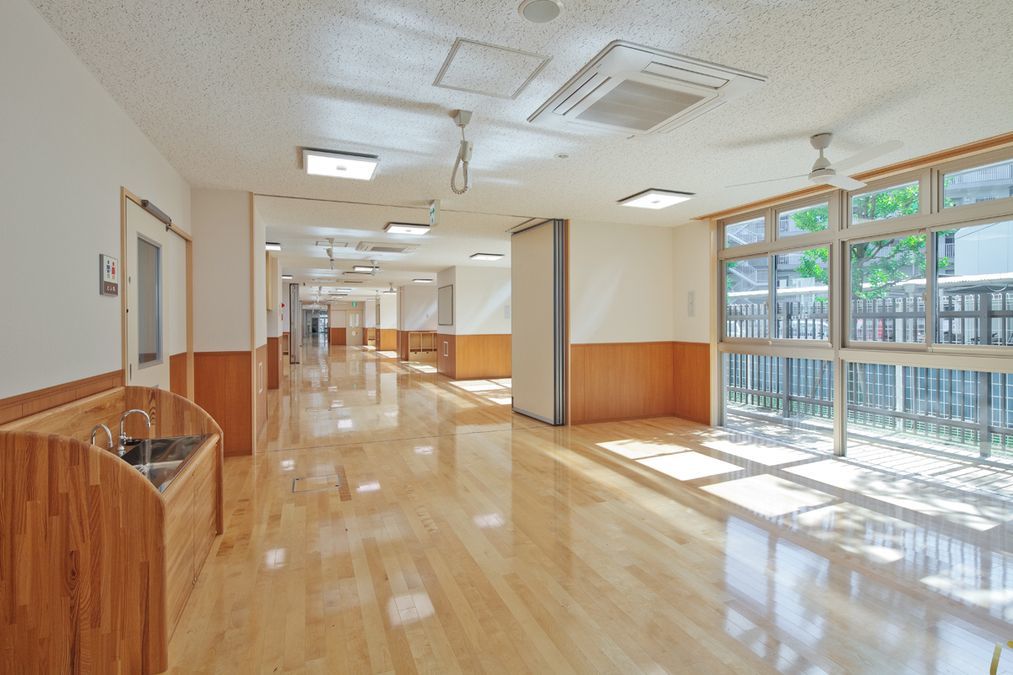 キッド・ステイ原木中山保育園（保育士の求人）の写真7枚目：周りには遮るビルもないので日当たり良好！耐震・防音完備です！