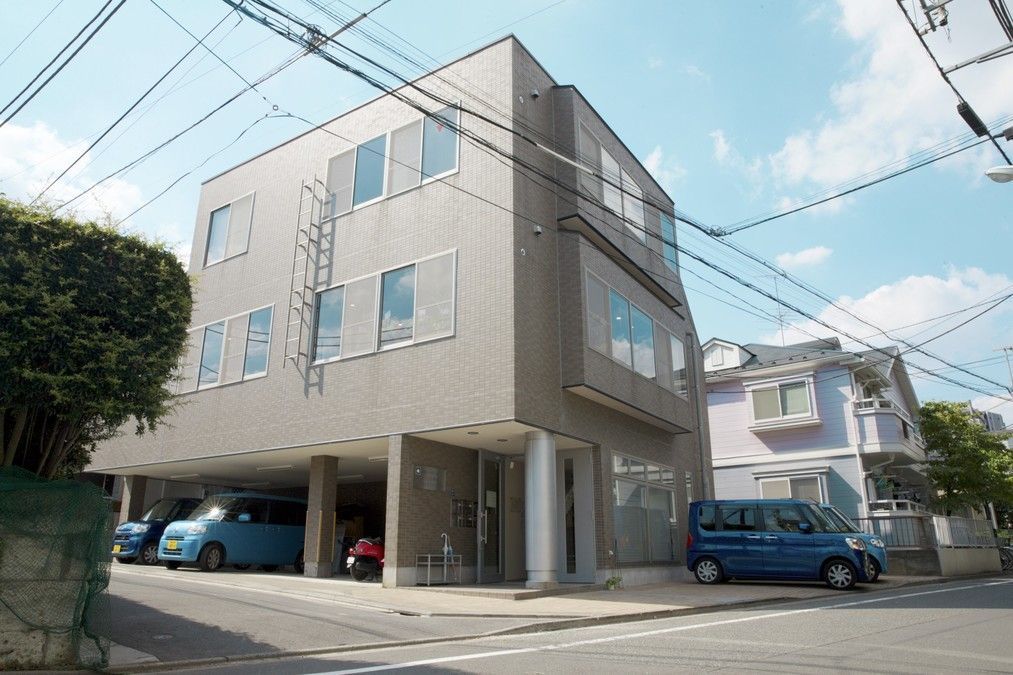 医療法人社団焔 やまと診療所(営業/管理部門/その他の求人)の写真:診療所の外観です。近くには公園があり、風の音、子供達の遊ぶ声が聞こえて来ます。