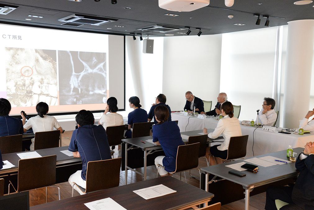 目黒歯科クリニック(歯科衛生士の求人)の写真:社内研修も充実。技術、知識共にスキルアップしていくことができます。