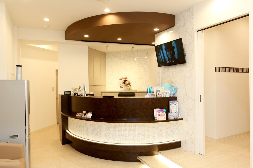 医療法人美正会 森下すずらん歯科(歯科医師の求人)の写真2枚目:受付は解放感のある作りになっています。
