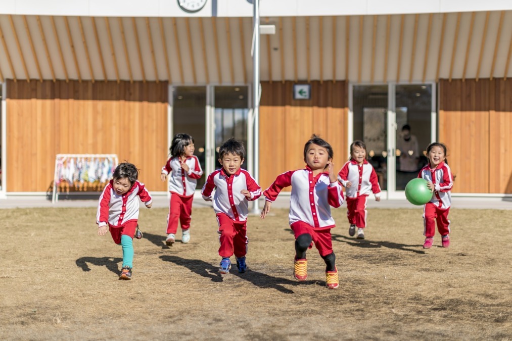 ふじおか幼稚園（保育士の求人）の写真1枚目：子どもたちの立ち上がるチカラを育むお手伝いをしませんか