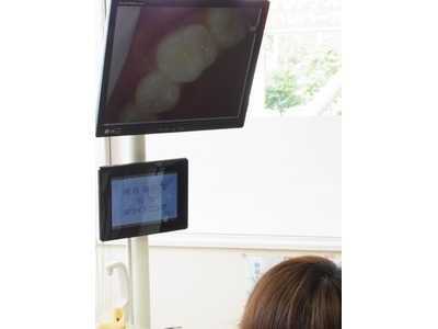 AKASAKA Dental Office 赤坂歯科の写真4枚目：治療中は,口腔内カメラを使用して、患者さんにわかりやすく説明しています。