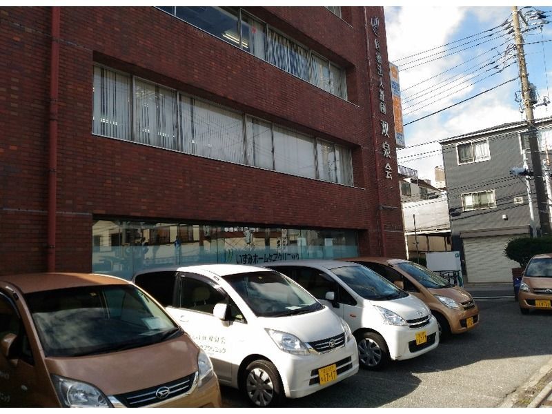 いずみホームケアクリニックの写真10枚目：クリニック裏手・往診車両