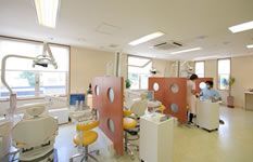 もりわき歯科の写真5枚目：明るく広々とした診療室です