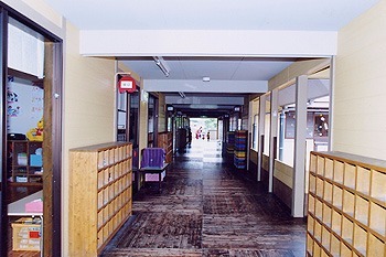 かぴら幼稚園の写真2枚目：園児に人気のウッドデッキ