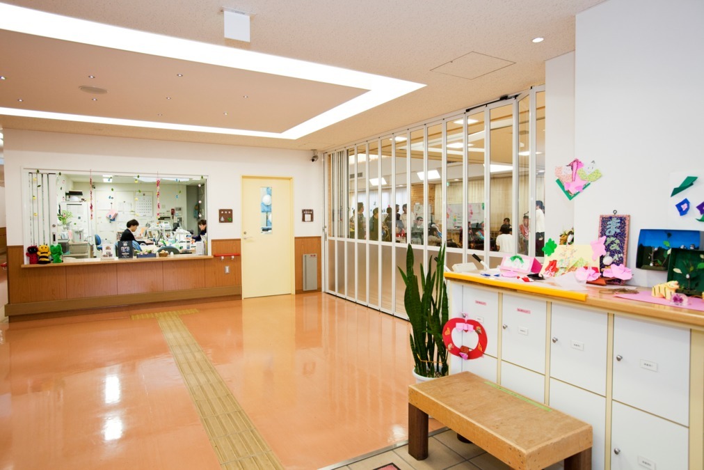 調布市デイセンターまなびや(生活支援員の求人)の写真2枚目:館内(明るくてきれいです)