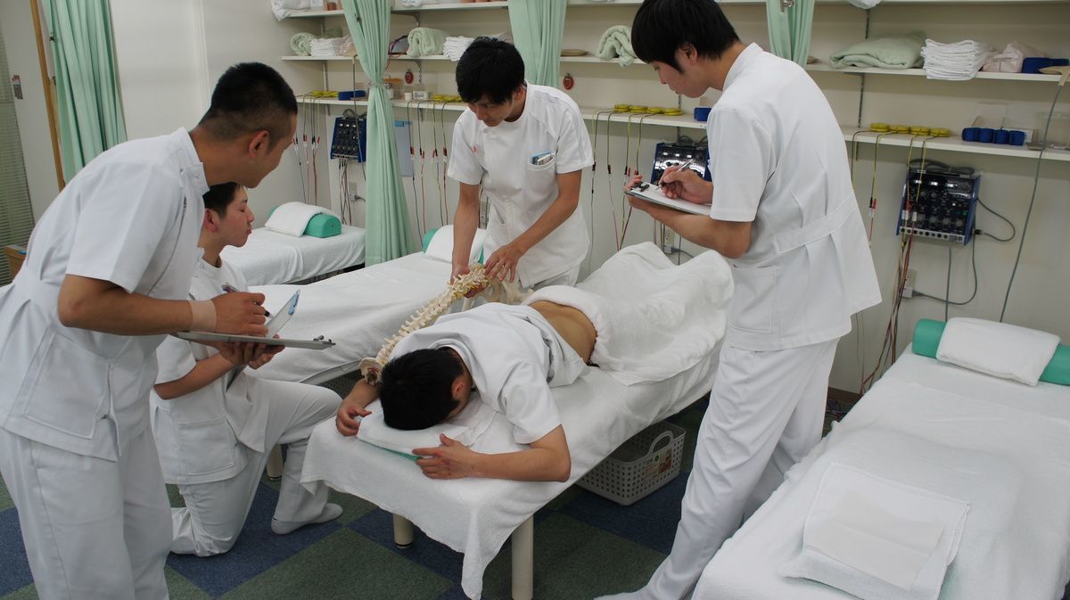 はなまる鍼灸院（柔道整復師の求人）の写真3枚目：患者様の為に日々スキルアップ！