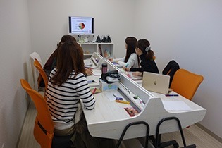 なかおか歯科こども歯科の写真3枚目：月に一度院内ミーティングを行っています