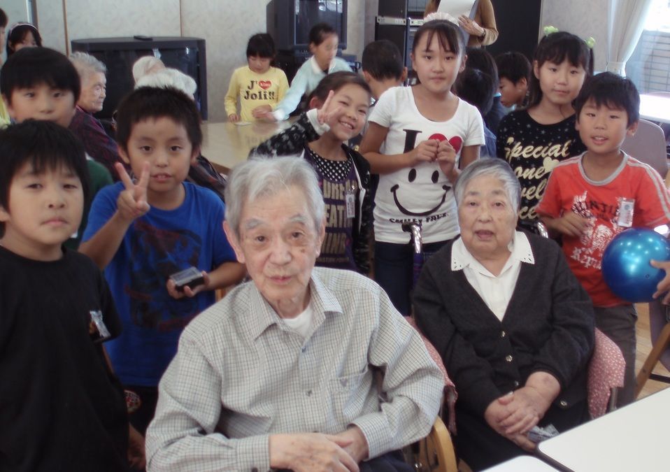 介護付有料老人ホーム　サン・パレ加瀬の写真5枚目：近隣小学校との定期的な交流会を行っています。ご利用者様は大変楽しみにしています。