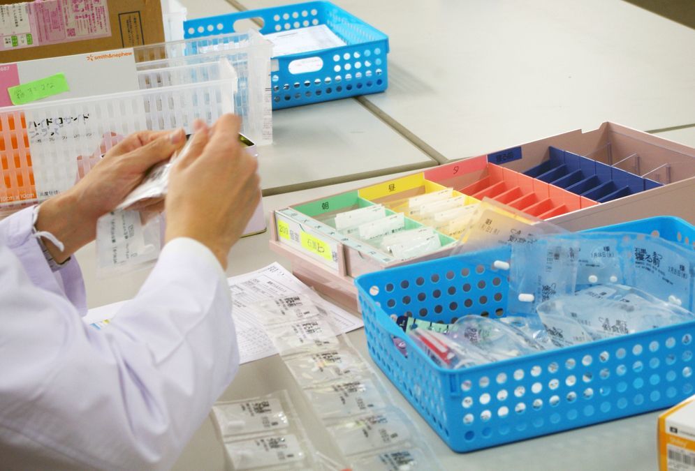 たんぽぽ薬局静岡日赤前店（調剤事務の求人）の写真2枚目：【調剤事務】在宅業務では、患者がお薬を飲み忘れないようお薬をセットします。