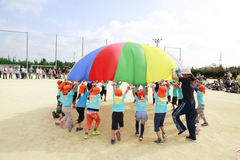 キッド・ステイ原木中山保育園（保育士の求人）の写真8枚目：秋には小学校の校庭を借りて運動会！みんな一丸となり成功させます！