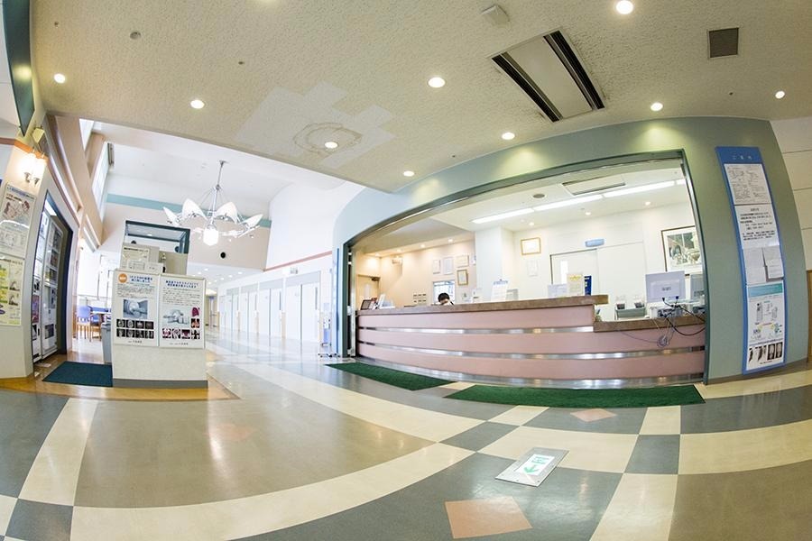 大島病院(公認心理師/臨床心理士の求人)の写真2枚目:広々とした受付で患者様をお出迎えします