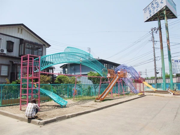 大島白ゆり学園(保育士の求人)の写真:子どもたちが伸び伸びと遊べる園庭です