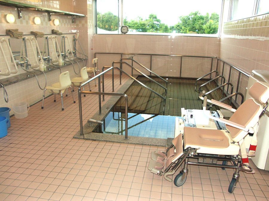 デイサービスセンターこざくら荘（介護職/ヘルパーの求人）の写真2枚目：通所の浴室です。リフトもあり、段差に対応しています。