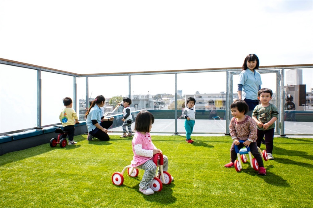 Picoナーサリ久我山駅前の写真11枚目：スカイツリーも見える屋上園庭