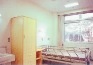 大植病院（看護師/准看護師の求人）の写真3枚目：ゆったりできる個室の病室です