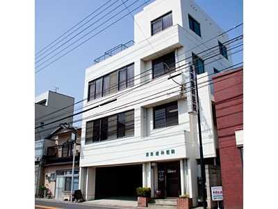 医療法人社団長束歯科医院(歯科衛生士の求人)の写真:白を基調に大きな窓から外が見える建物が当院です