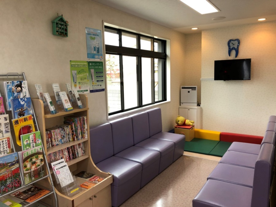 さか歯科医院 の写真4枚目：落ち着いた雰囲気の待合室。キッズコーナーも設置、親子連れが多く来られています。