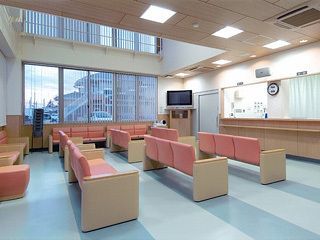 高野眼科の写真2枚目：天井が吹き抜けで開放感のある待合室です