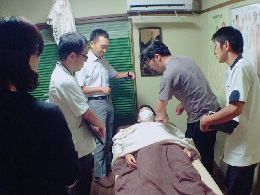 鍼灸マッサージつぼぜん(あん摩マッサージ指圧師の求人)の写真6枚目:週1回の勉強会には、他院の鍼灸師も参加、活気があります