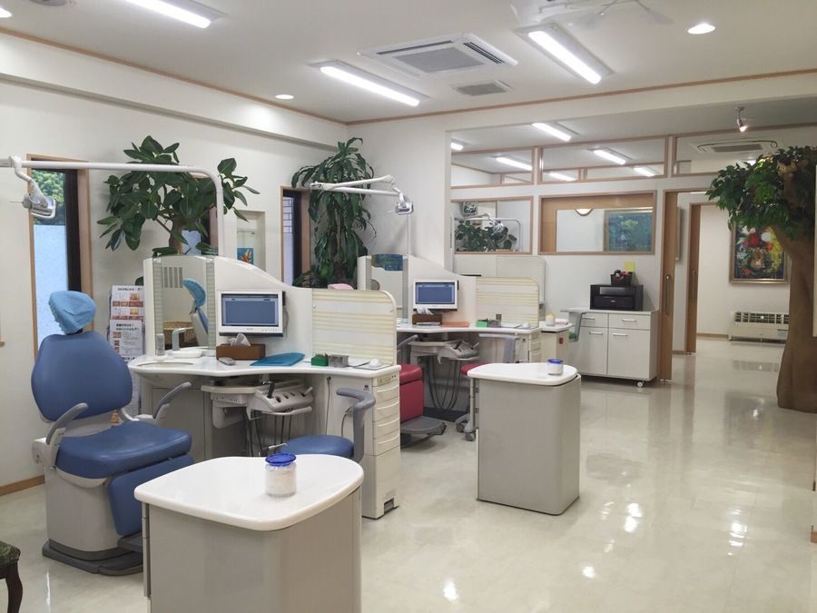 高澤歯科クリニック（歯科医師の求人）の写真8枚目：８台のユニットにて診療中。
インプラントオペ、小児専用などの個室を完備した診療室