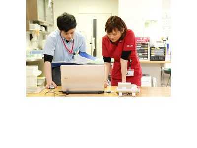 森山ケアセンター介護老人保健施設の写真4枚目：職場風景です。他職種と利用者産の件で相談しています。