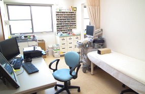おやま内科クリニック（看護師/准看護師の求人）の写真2枚目：診療室には明るい日が差し込みます