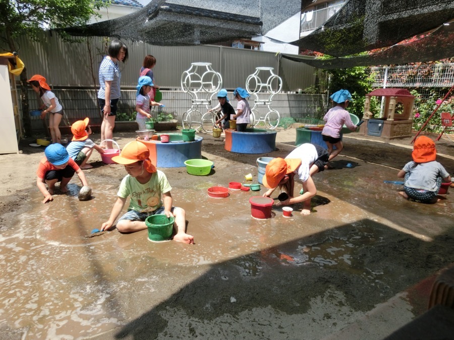 いづみ愛児園（保育士の求人）の写真3枚目：園庭で泥んこ遊び