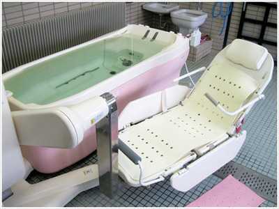 多摩市さくらが丘在宅サービスセンター（介護職/ヘルパーの求人）の写真4枚目：利用者様だけでなく、スタッフも嬉しい特殊浴槽