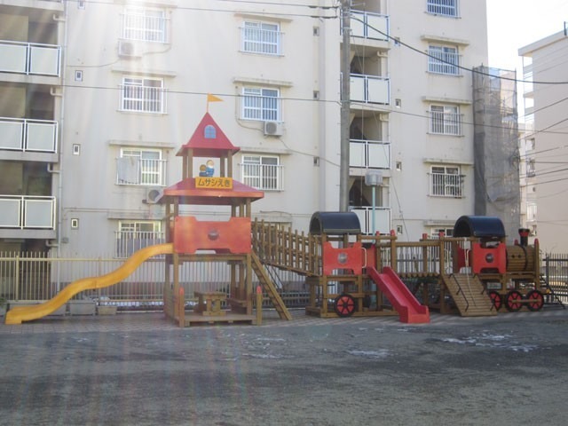 れんげ武蔵保育園の写真2枚目:れんげ武蔵保育園の園庭です