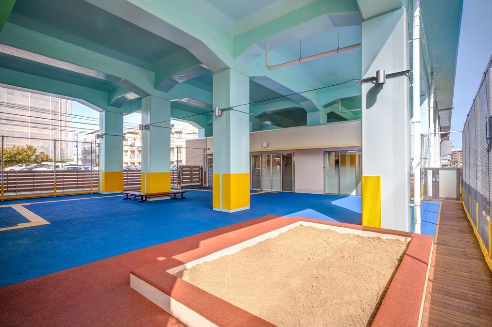 キッド・ステイ原木中山保育園（保育士の求人）の写真5枚目：東京メトロとの共同事業で高架下を有効活用★砂場もあり雨の日も遊ぶことが出来ます！