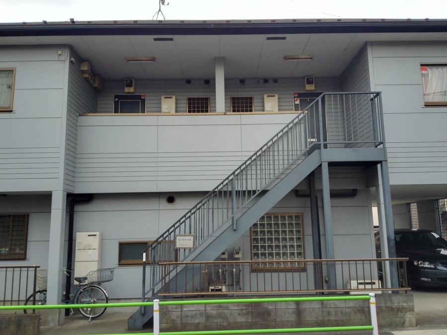 国分寺戸倉寮（生活支援員の求人）の写真3枚目：正面から見た写真です。
