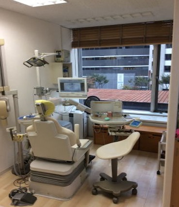 清光歯科医院の写真1枚目：大きな窓からは梅田のオフィスビルが眺められます。