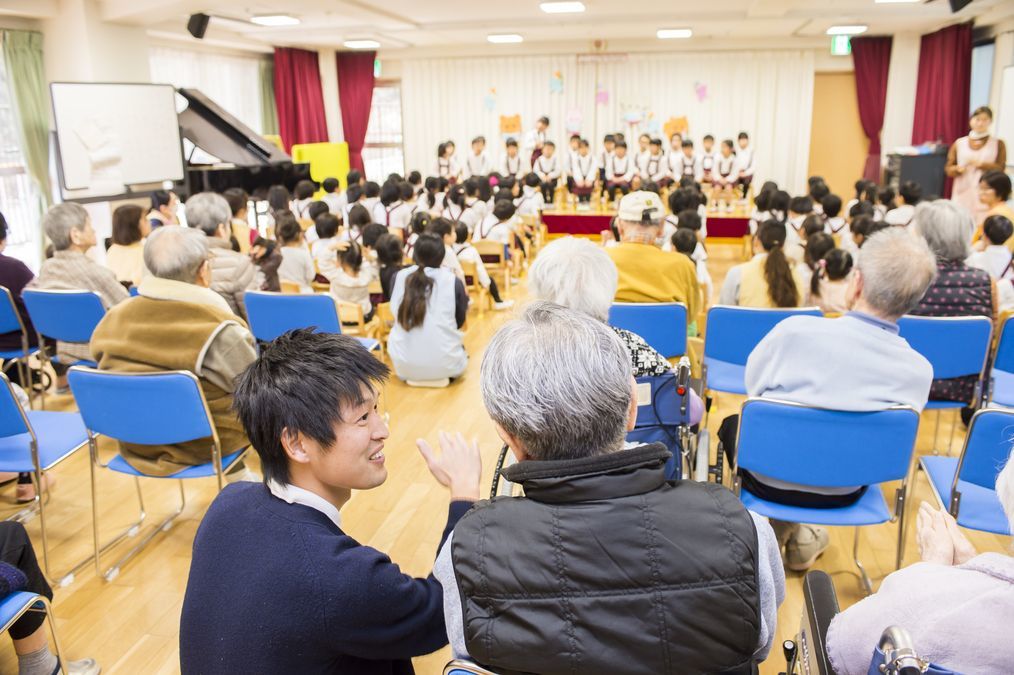 認定こども園牛田新町光明保育園の写真7枚目：子どもたちと高齢者さんの交流が沢山あります！
