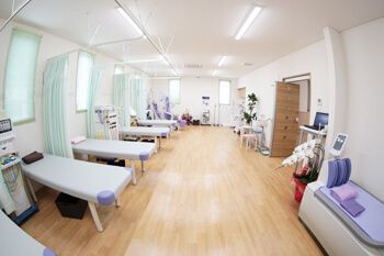 たかやま整形外科クリニックの写真3枚目:当院では患者様のプライベートを尊重するため、ベッドすべてにカーテンを設置しています。