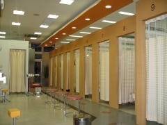 検見川浜赤塚接骨院の写真2枚目：プライバシーを守る半個室の施術室です