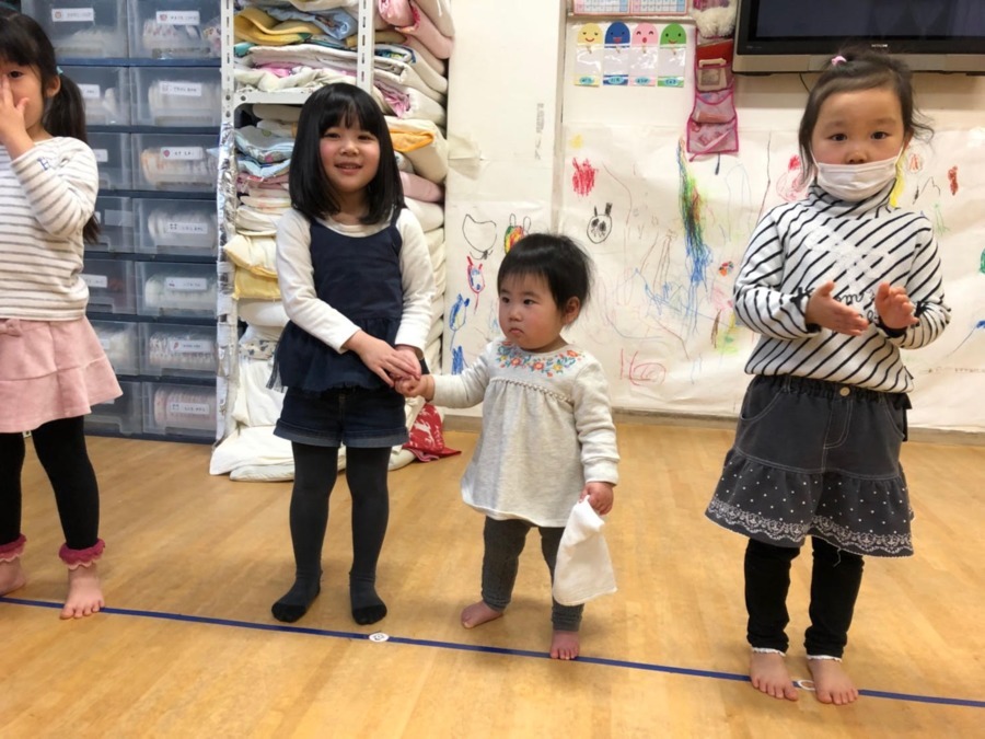 保育園あっぷるキッズ青戸園の写真5枚目：４歳児の園児が０歳児さんを優しくリードしてくれています。仲良しさんです♪