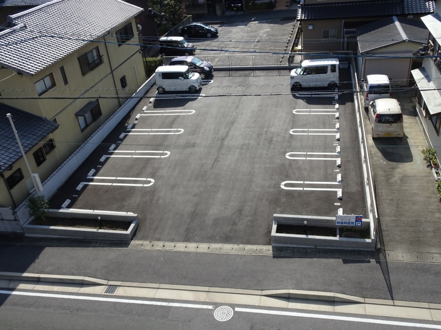 林歯科医院（歯科助手の求人）の写真2枚目：駐車場は、20台あります
幅も広くて快適