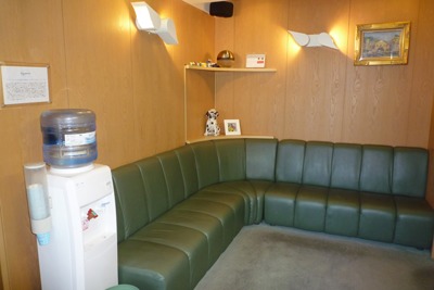 神谷歯科医院の写真2枚目：待合室は、緊張感を和らげる温かみのある雰囲気です