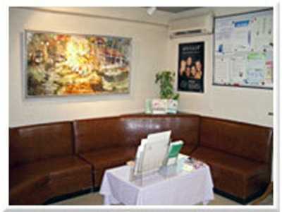 植村歯科医院の写真4枚目:患者さまがゆったりと待てるスペースを作っています。