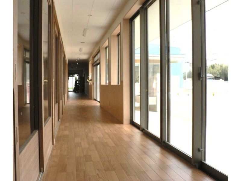 社会福祉法人あかいけ寿老会　あかいけ屋下保育園（保育士の求人）の写真2枚目：日当たりの良い廊下です