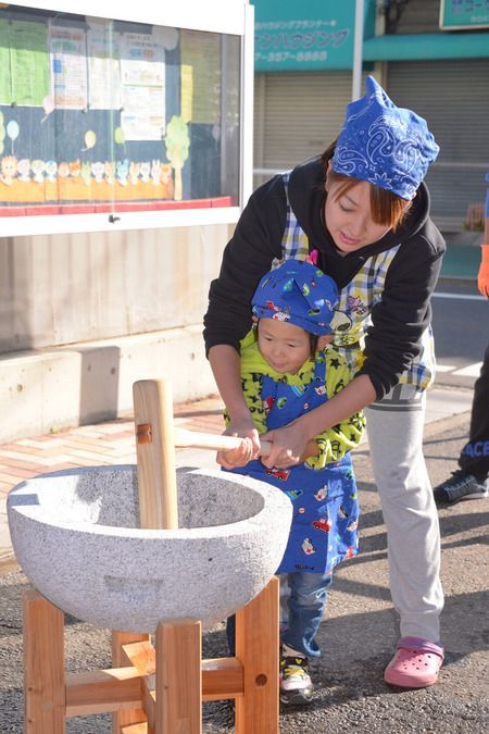 キッド・ステイ原木中山保育園（保育士の求人）の写真10枚目：お正月のお餅つき！食育にも力をいれています！