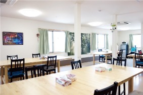サービス付き高齢者向け住宅かい花砂道(介護職/ヘルパーの求人)の写真3枚目:明るく広々とした食堂です。
昼間は陽が差してポカポカしています。